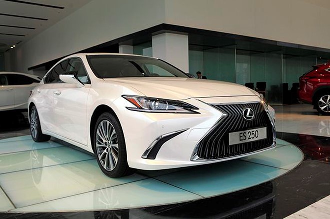 Lexus-ES-250-dau-xe